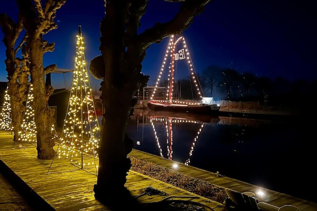 Puur Eastermar - Monumentaal, Authentiek En Luxe Koetshuis Aan Open Vaarwater Met Jacuzzi En Sauna Oostermeer Exterior photo