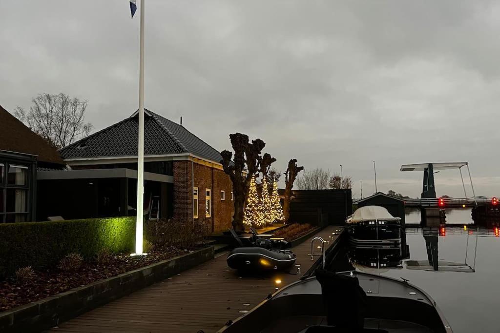 Puur Eastermar - Monumentaal, Authentiek En Luxe Koetshuis Aan Open Vaarwater Met Jacuzzi En Sauna Oostermeer Exterior photo