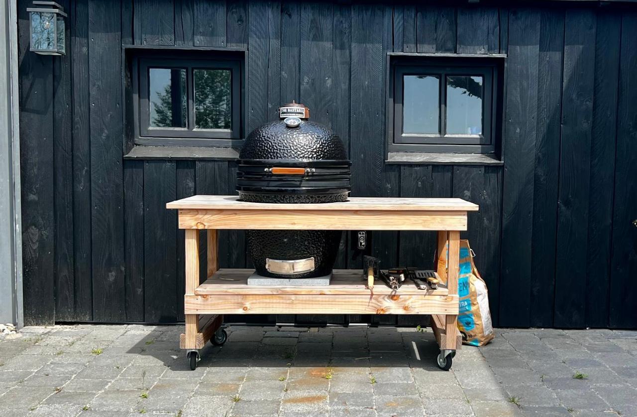 Puur Eastermar - Monumentaal, Authentiek En Luxe Koetshuis Aan Open Vaarwater Met Jacuzzi En Sauna Oostermeer Exterior photo