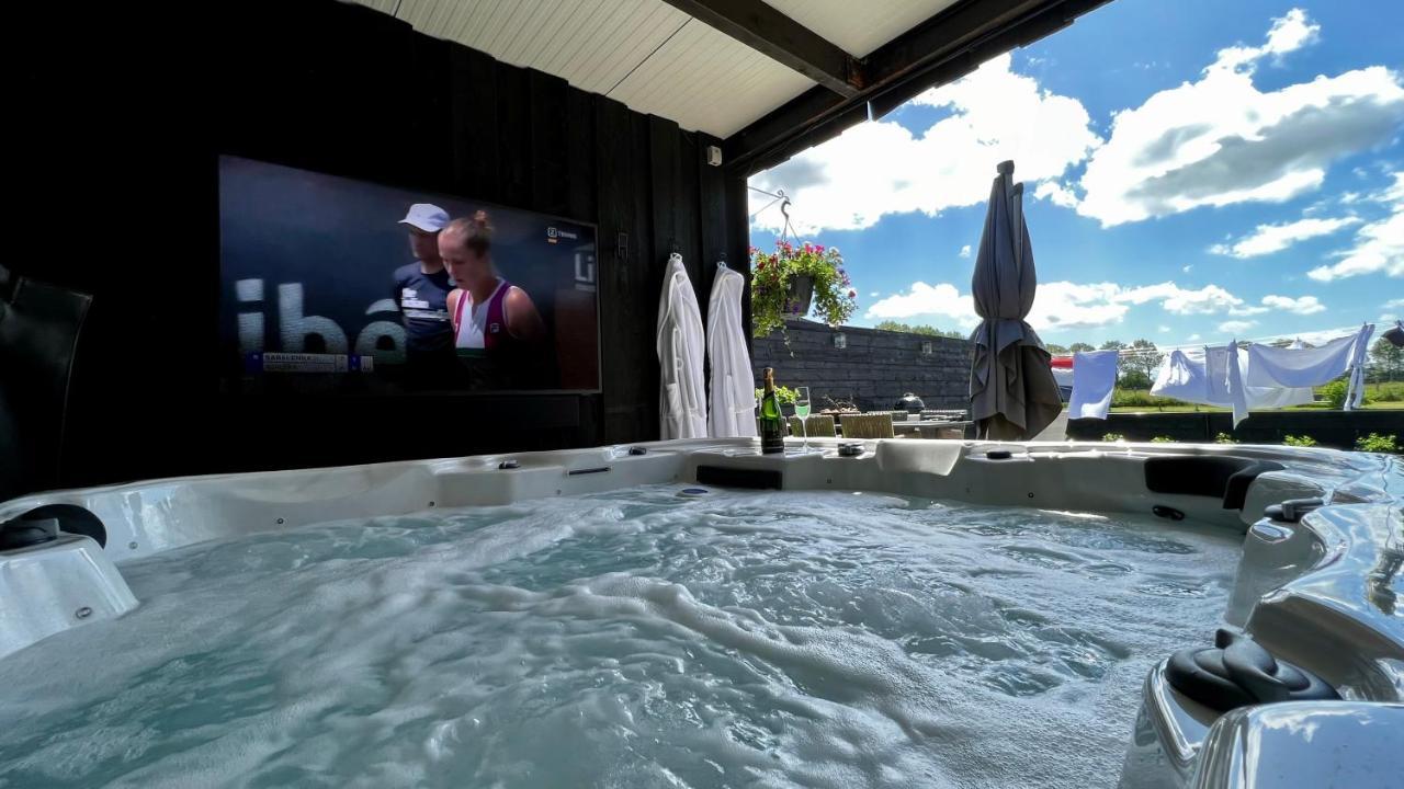Puur Eastermar - Monumentaal, Authentiek En Luxe Koetshuis Aan Open Vaarwater Met Jacuzzi En Sauna Oostermeer Exterior photo