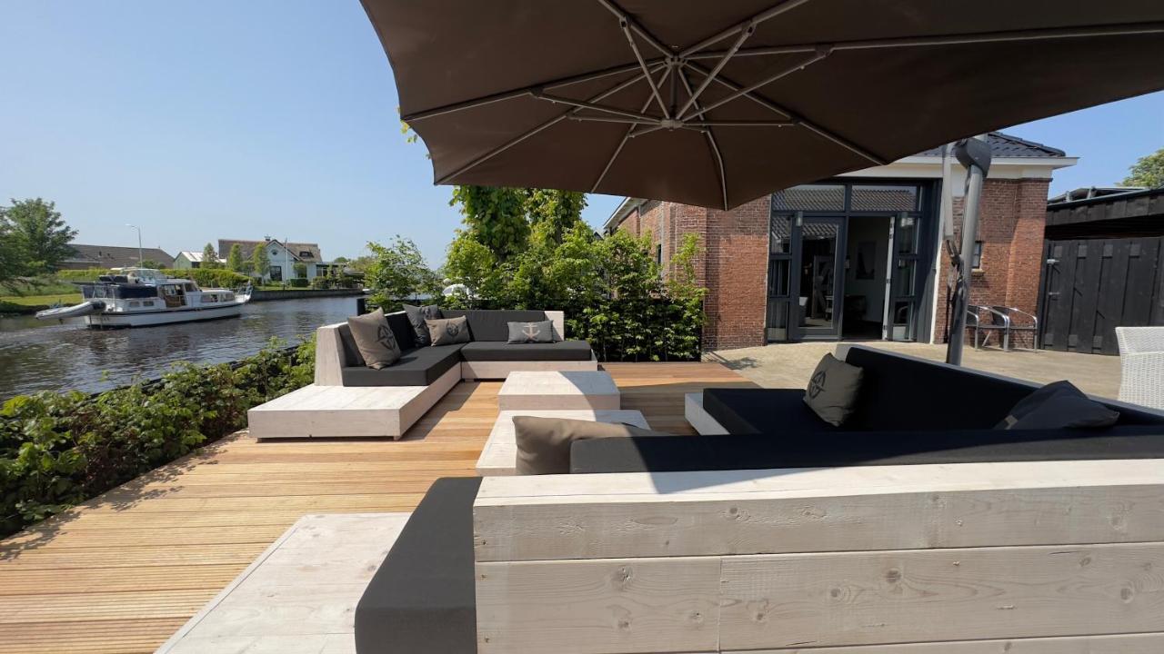 Puur Eastermar - Monumentaal, Authentiek En Luxe Koetshuis Aan Open Vaarwater Met Jacuzzi En Sauna Oostermeer Exterior photo