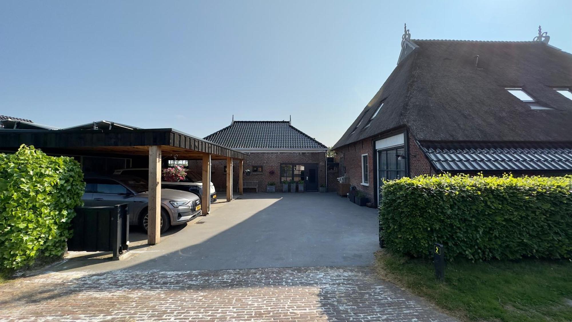 Puur Eastermar - Monumentaal, Authentiek En Luxe Koetshuis Aan Open Vaarwater Met Jacuzzi En Sauna Oostermeer Exterior photo