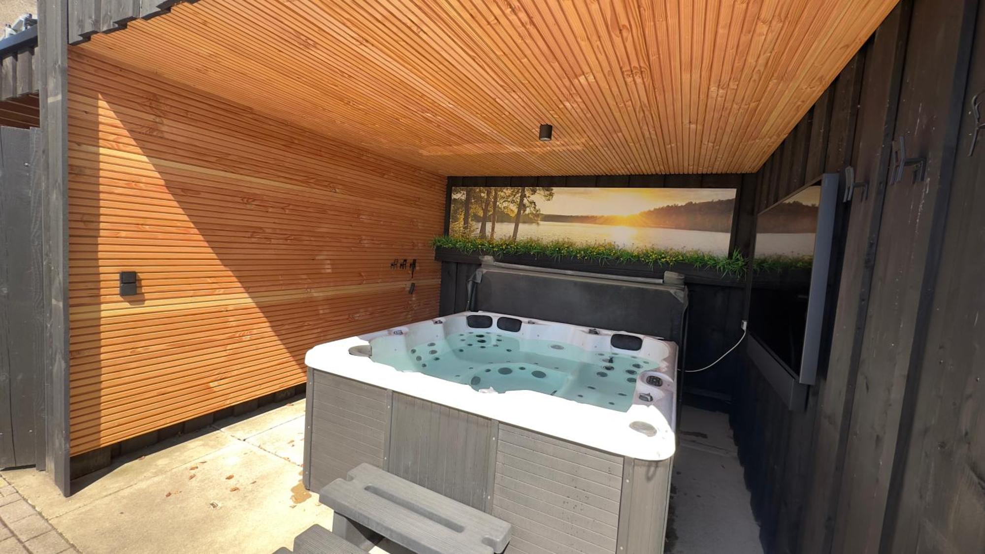 Puur Eastermar - Monumentaal, Authentiek En Luxe Koetshuis Aan Open Vaarwater Met Jacuzzi En Sauna Oostermeer Exterior photo