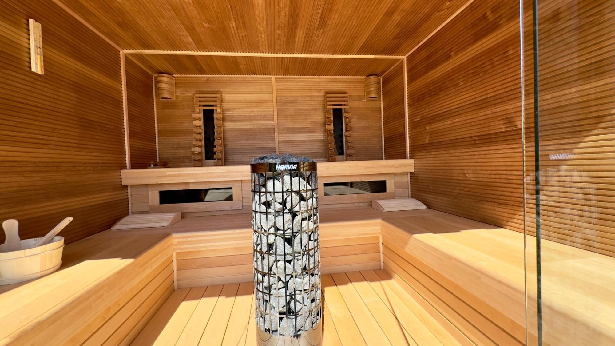 Puur Eastermar - Monumentaal, Authentiek En Luxe Koetshuis Aan Open Vaarwater Met Jacuzzi En Sauna Oostermeer Exterior photo