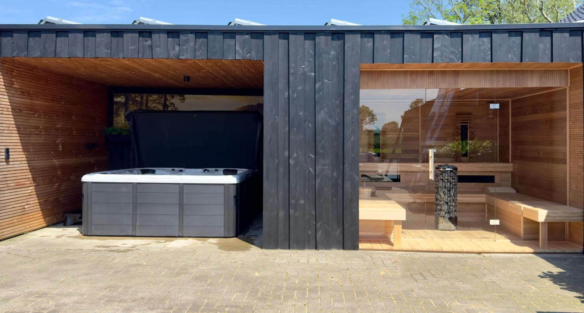 Puur Eastermar - Monumentaal, Authentiek En Luxe Koetshuis Aan Open Vaarwater Met Jacuzzi En Sauna Oostermeer Exterior photo